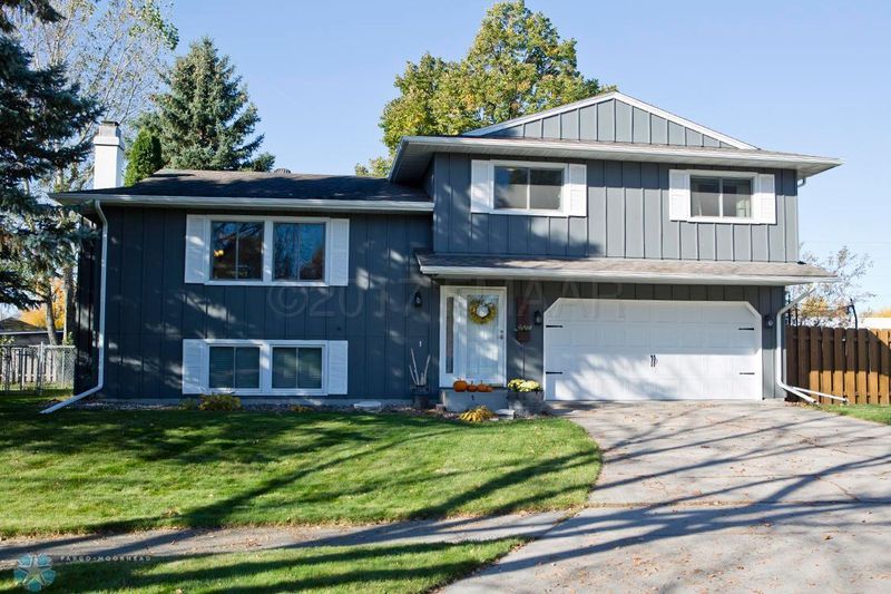 423 Birch Ln, Moorhead, MN 56560