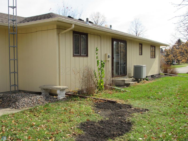 214 37th Ave S, Moorhead, MN 56560