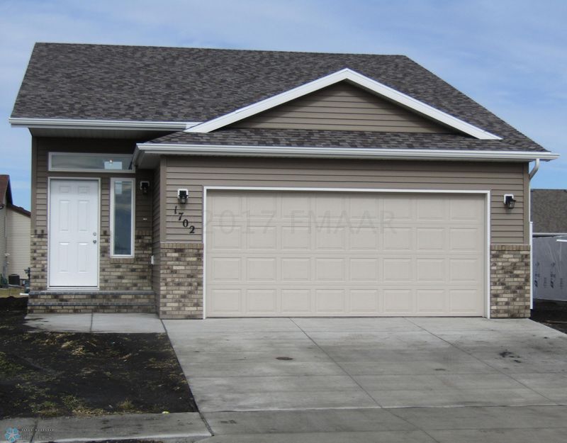 1702 44th Ave S, Moorhead, MN 56560