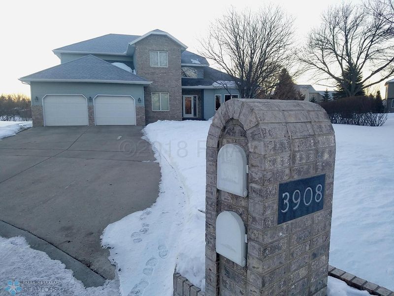 3908 River Oak Cir, Moorhead, MN 56560