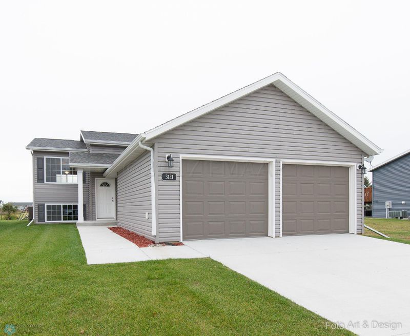 3121 30th St S, Moorhead, MN 56560