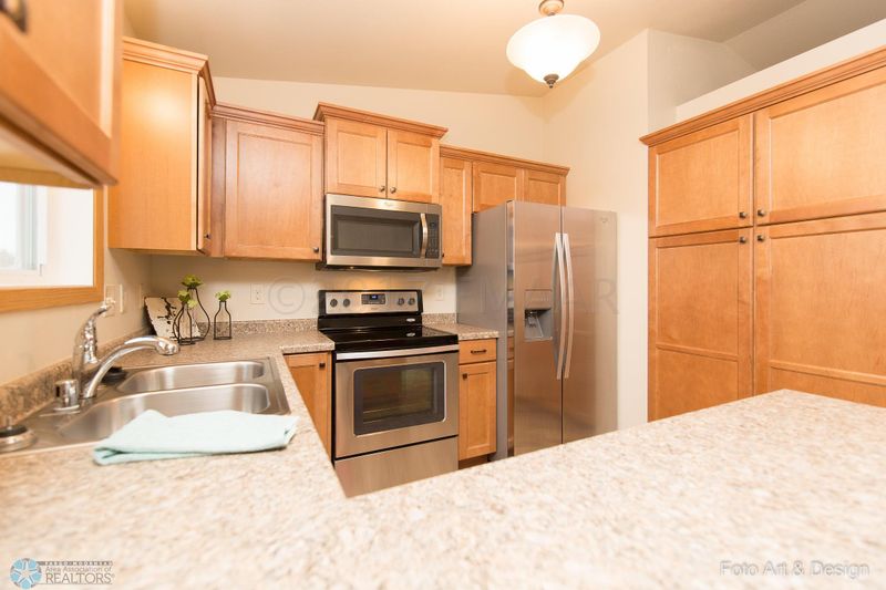 3121 30th St S, Moorhead, MN 56560