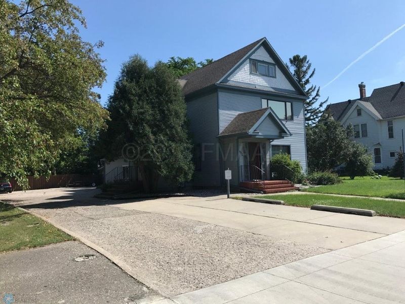 420 8th St S, Moorhead, MN 56560