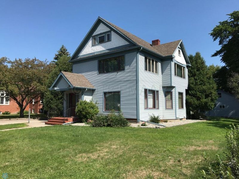 420 8th St S, Moorhead, MN 56560