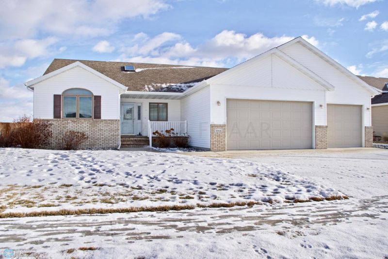 4006 10th St S, Moorhead, MN 56560