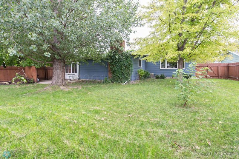 522 Appletree Ln, Moorhead, MN 56560