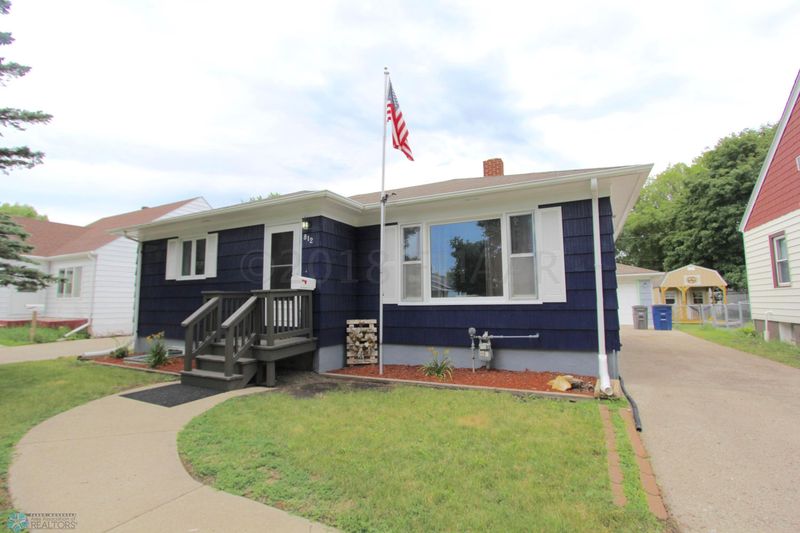 812 10th Ave N, Moorhead, MN 56560