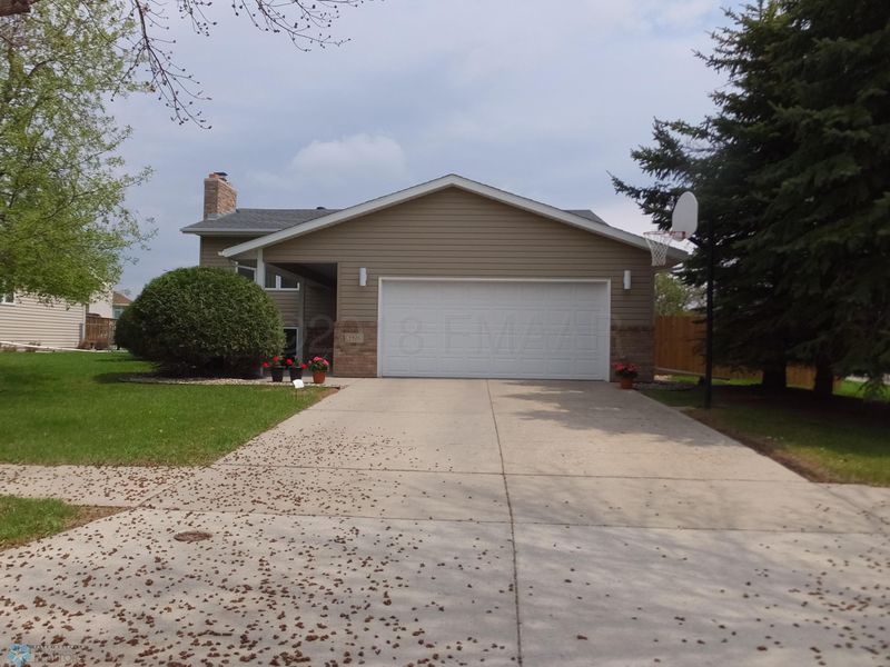 3926 4th St S, Moorhead, MN 56560