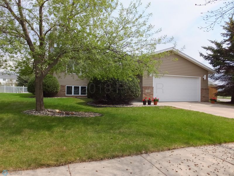3926 4th St S, Moorhead, MN 56560
