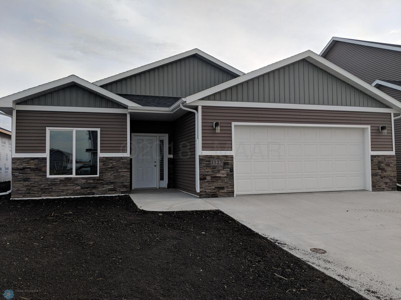 1127 46th Ave S, Moorhead, MN 56560