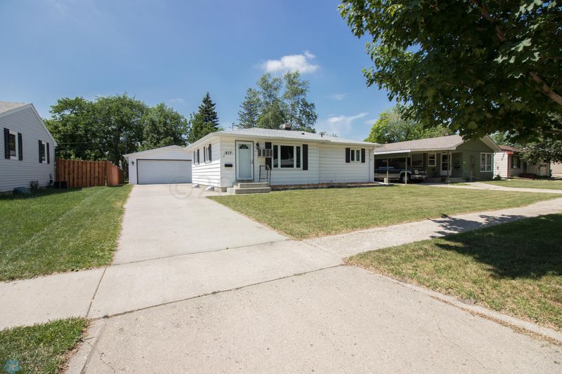 817 19th St N, Moorhead, MN 56560