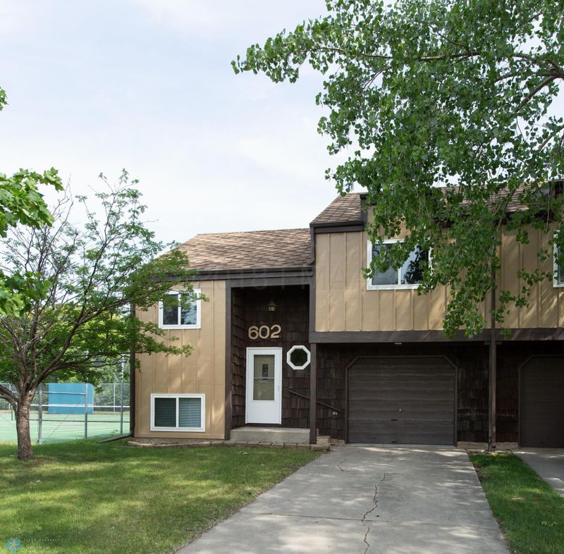 602 38th Ave S, Moorhead, MN 56560