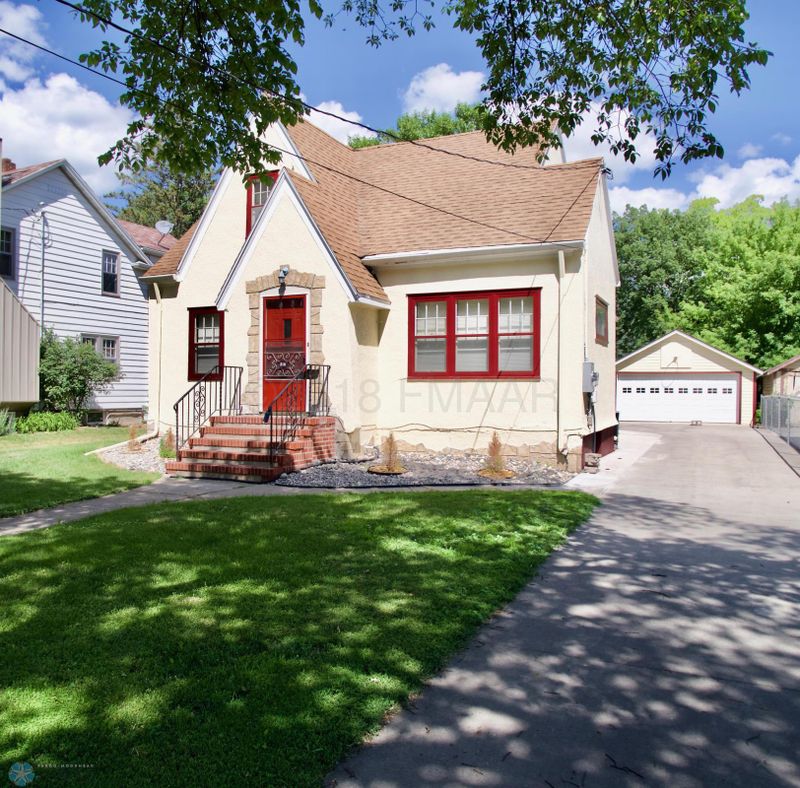 316 11th St S, Moorhead, MN 56560