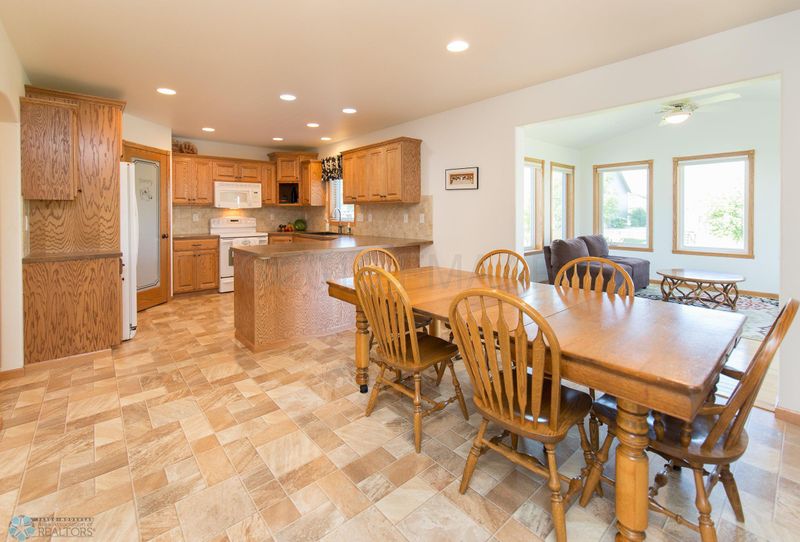 4313 39th St S, Moorhead, MN 56560