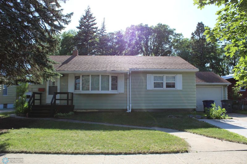 913 13th St S, Moorhead, MN 56560