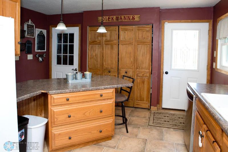 1402 13th 1/2 St N, Moorhead, MN 56560