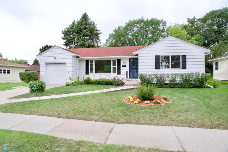 911 14th St S, Moorhead, MN 56560