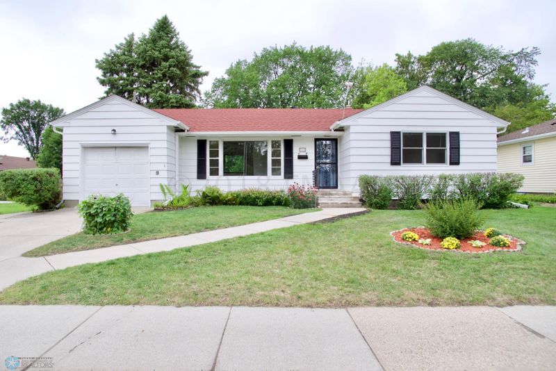 911 14th St S, Moorhead, MN 56560