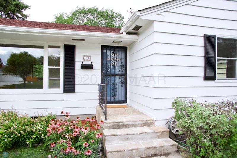 911 14th St S, Moorhead, MN 56560