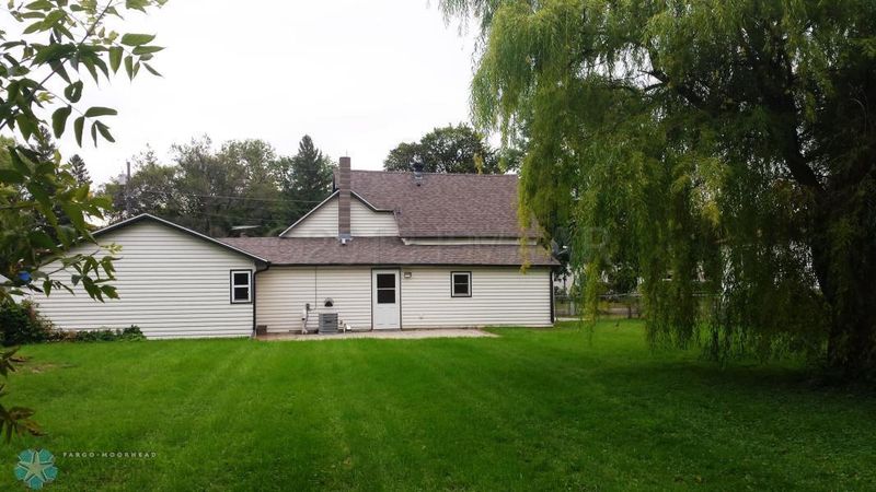 909 9th St N, Moorhead, MN 56560