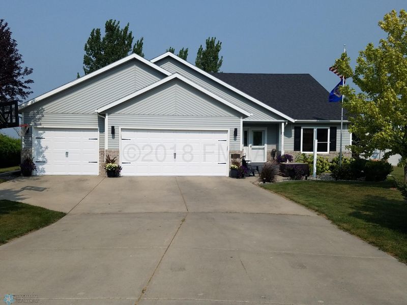 818 Nicole Ln, Dilworth, MN 56529