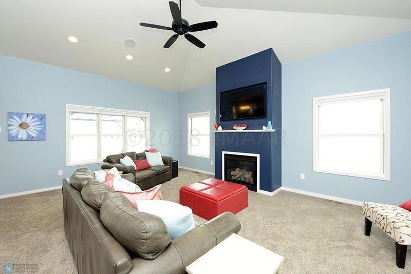 4854 6th St S, Moorhead, MN 56560