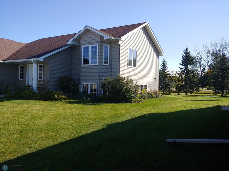4034 39th St S, Moorhead, MN 56560