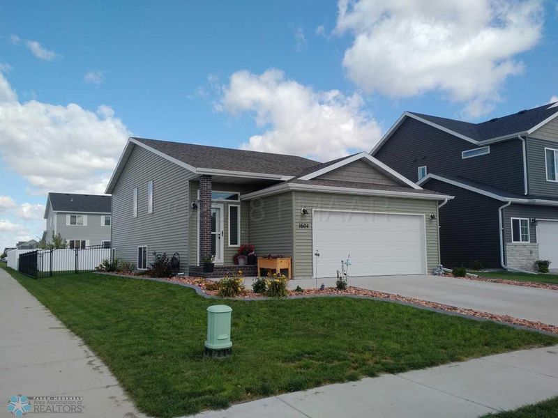 1604 44th Ave S, Moorhead, MN 56560