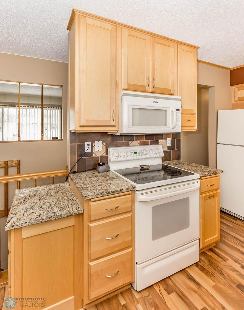 643 Appletree Ln, Moorhead, MN 56560