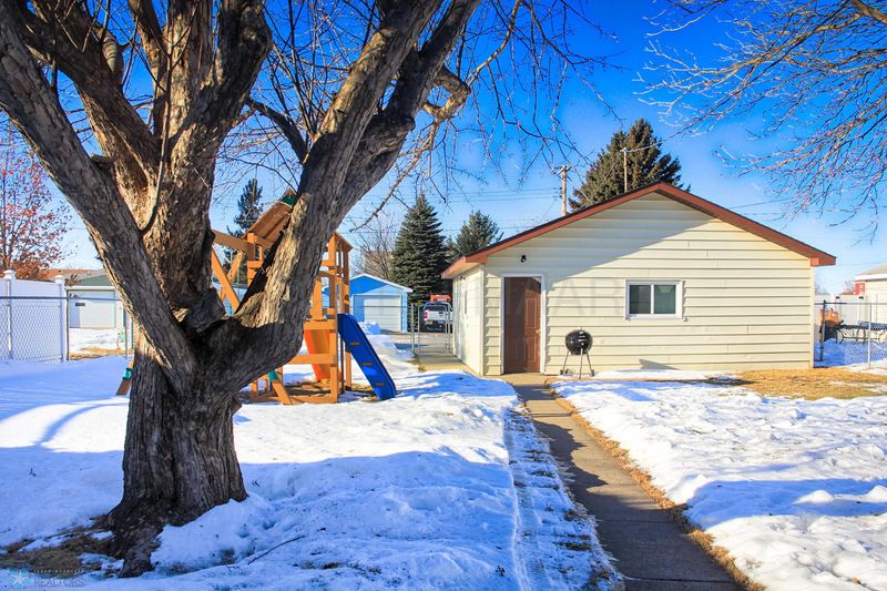 308 4th St NW, Dilworth, MN 56529