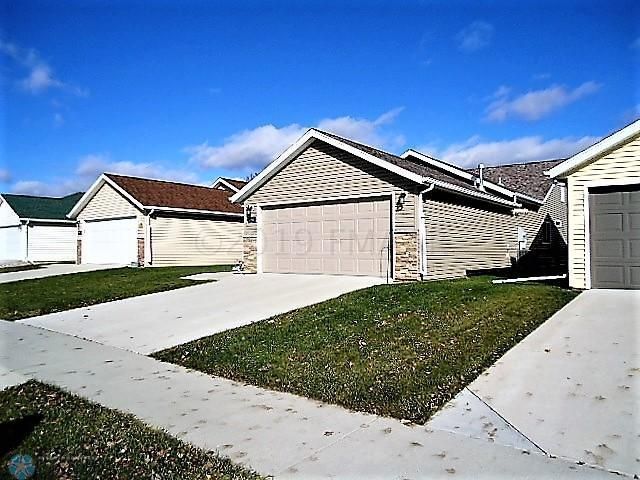 2816 35th St S, Moorhead, MN 56560
