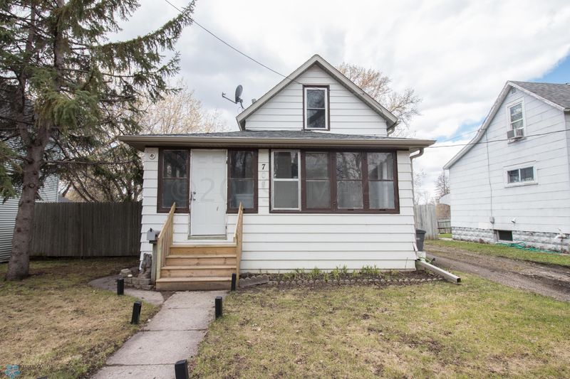709 1st St S, Moorhead, MN 56560