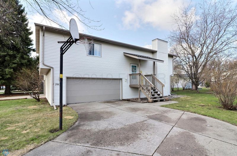 2827 26th St S, Moorhead, MN 56560