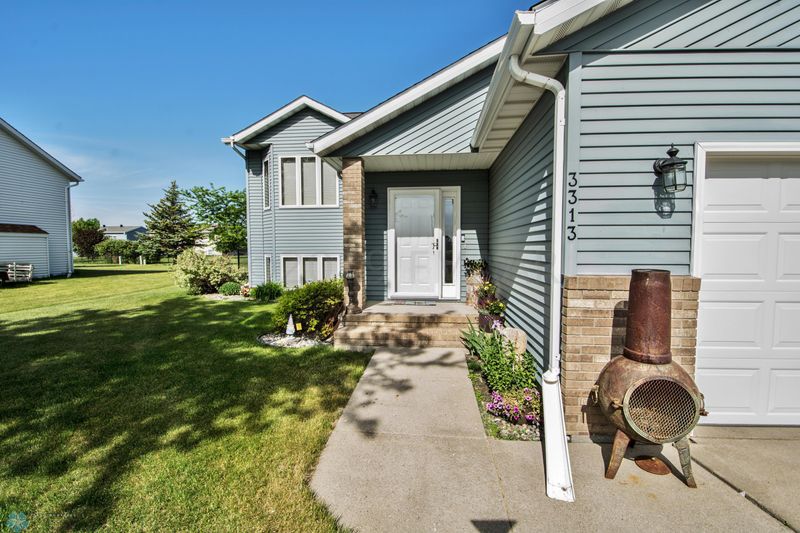 3313 Westmoor Dr, Moorhead, MN 56560