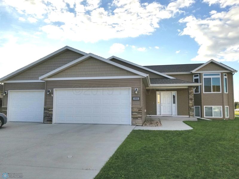916 41st Ave S, Moorhead, MN 56560