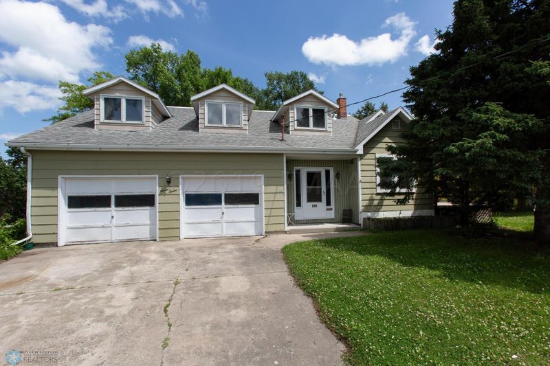 712 15th St N, Moorhead, MN 56560