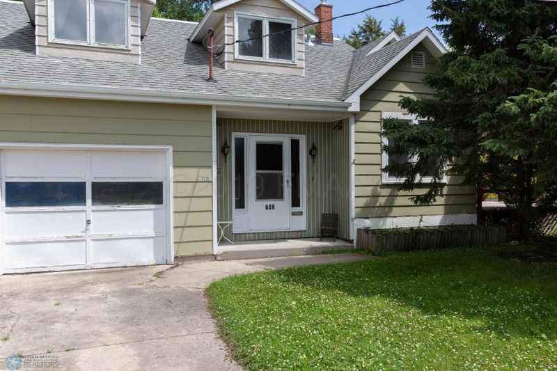 712 15th St N, Moorhead, MN 56560
