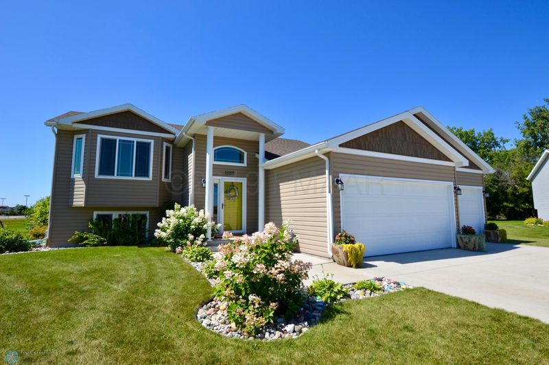 1533 Johnson Dr S, Moorhead, MN 56560