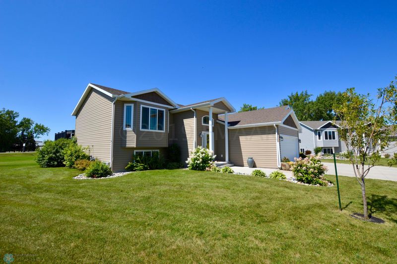 1533 Johnson Dr S, Moorhead, MN 56560