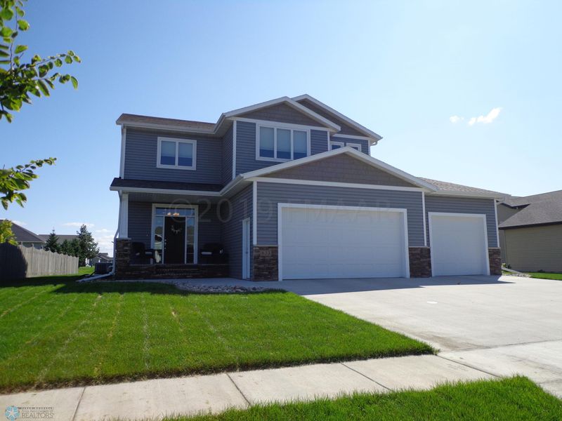 633 Westminster Dr, Moorhead, MN 56560
