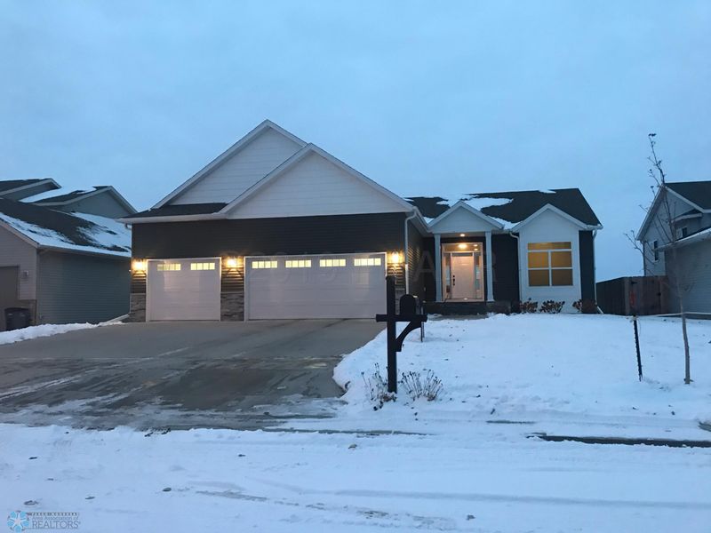 3024 7th Ave N, Moorhead, MN 56560