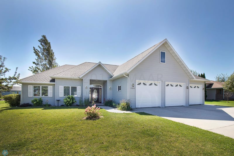1322 14th St SE, East Grand Forks, MN 56721