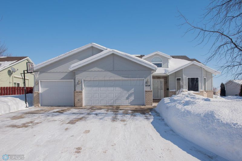 1734 32nd St S, Moorhead, MN 56560