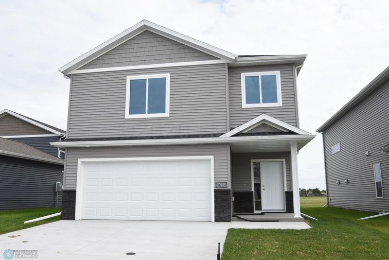3624 30th St S, Moorhead, MN 56560