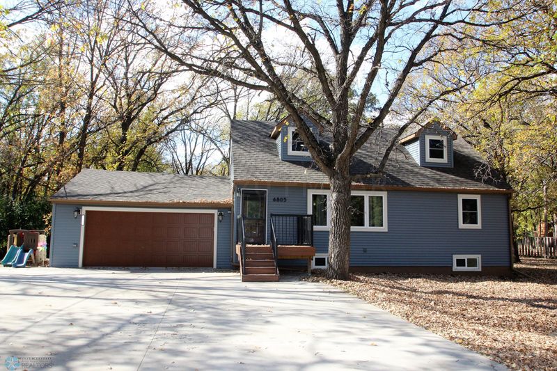 6805 2nd St N, Moorhead, MN 56560