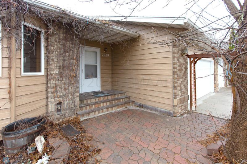 2909 30th St S, Moorhead, MN 56560