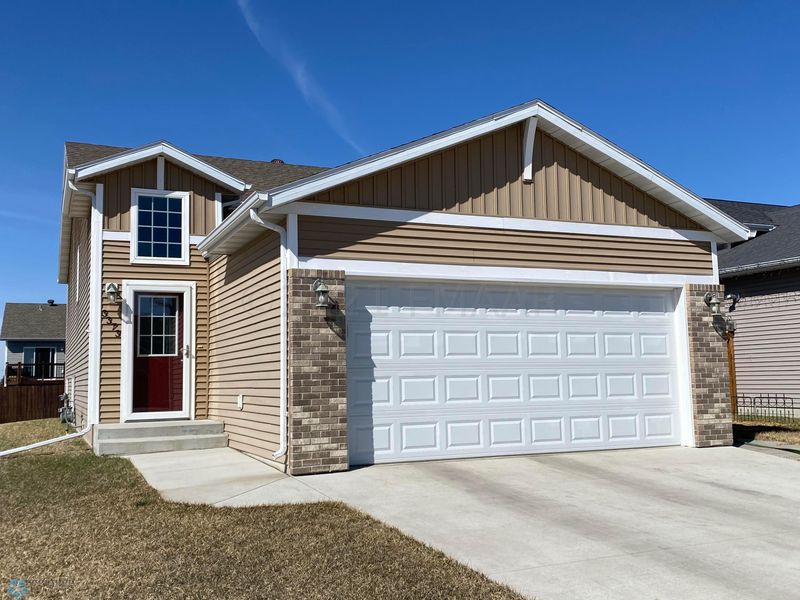 3373 27th St S, Moorhead, MN 56560