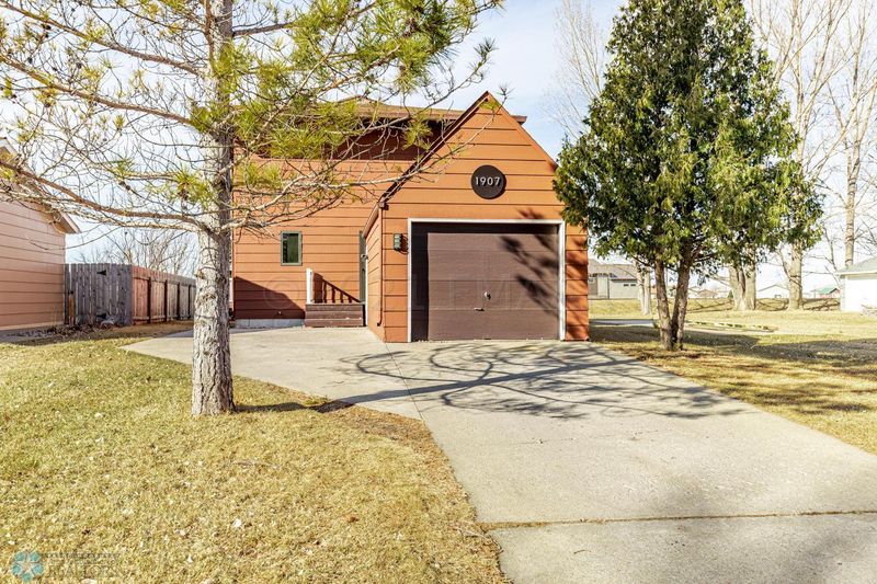1907 29th Street Cir S, Moorhead, MN 56560