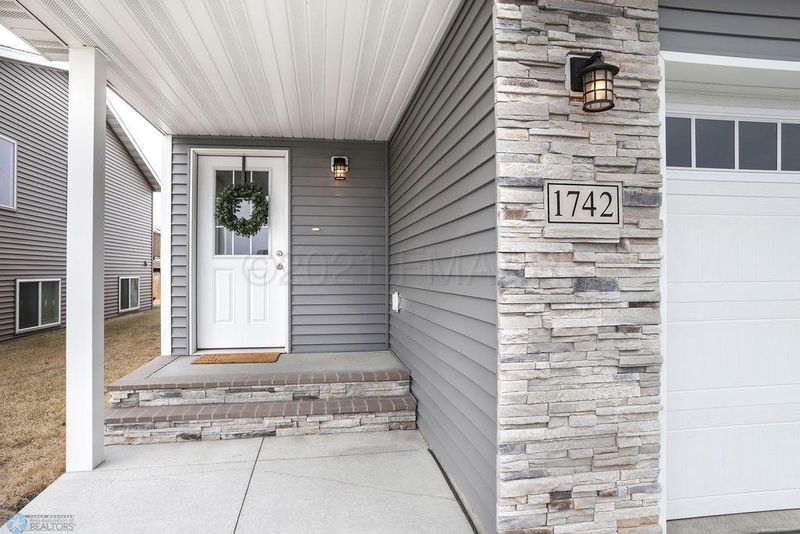 1742 44th Ave S, Moorhead, MN 56560