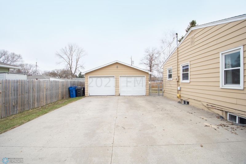 206 3 St NW, Dilworth, MN 56529